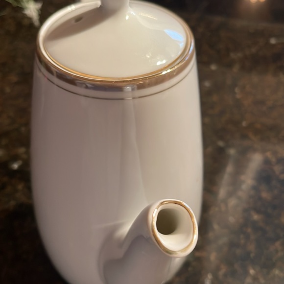 Vintage Royalton China Company Porcelain Teapot with some wear from age and use - Picture 5 of 14